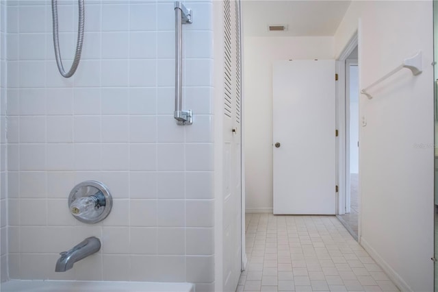 bathroom featuring tiled shower / bath