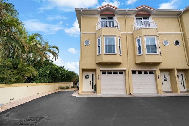 view of front facade featuring a garage