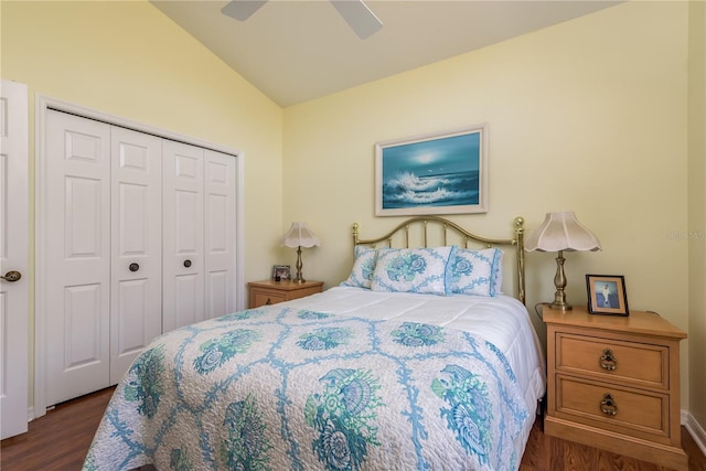 bedroom with vaulted ceiling, dark wood-type flooring, ceiling fan, and a closet