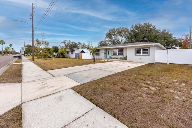 single story home featuring a front lawn