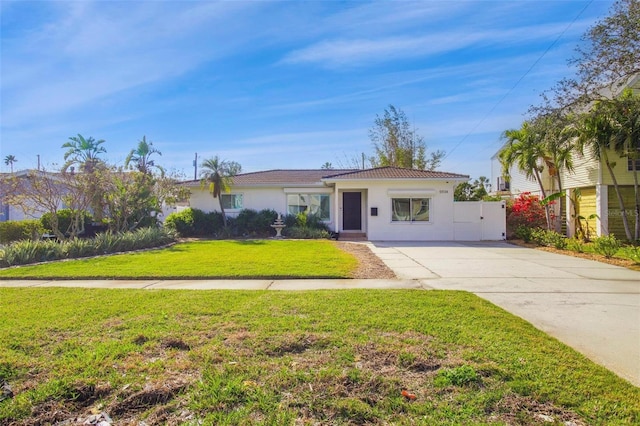 view of front of house featuring a front lawn