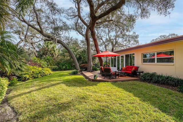 view of yard with outdoor lounge area