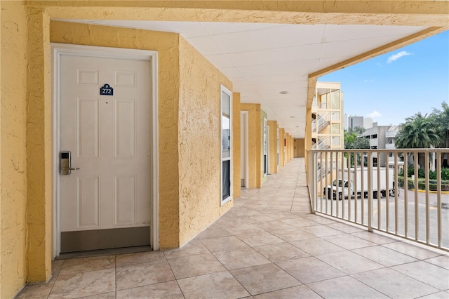2506 N Rocky Point Dr Unit 272, Tampa, FL 33607 - entrance to property with stucco siding and a balcony