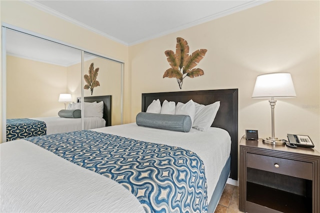 2506 N Rocky Point Dr Unit 272, Tampa, FL 33607 - bedroom with crown molding and a closet