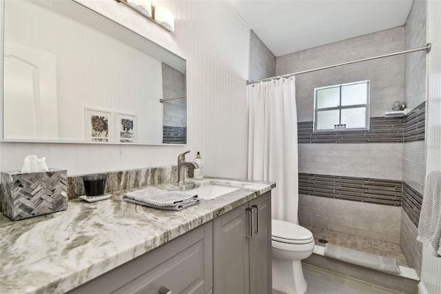 bathroom with a shower with curtain, vanity, and toilet