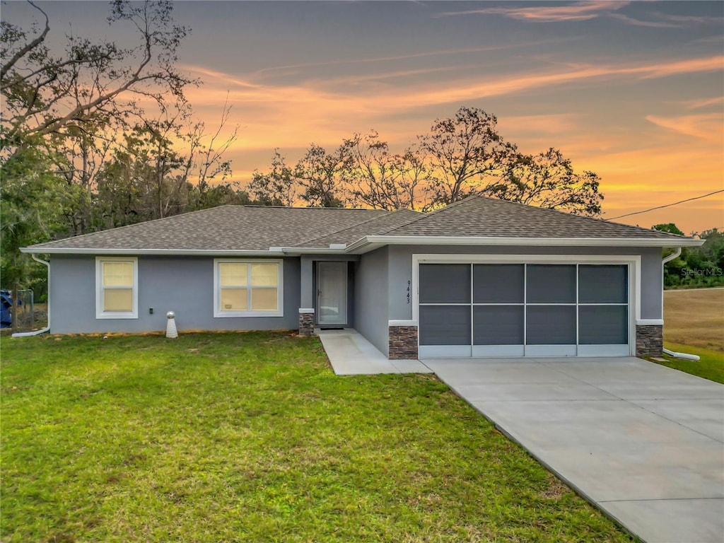 view of front of house featuring a yard and a garage