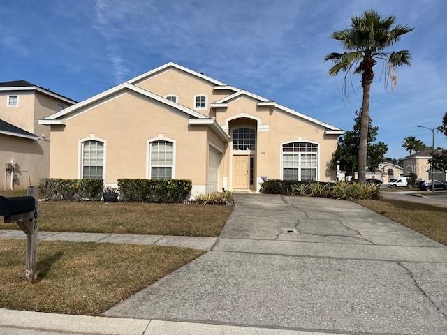 view of front of property featuring a front yard