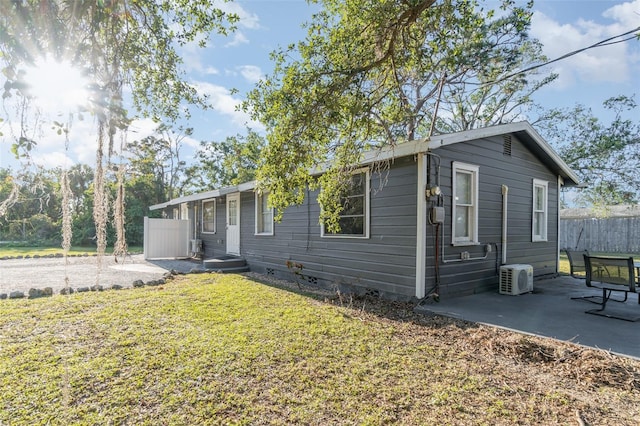 view of front of house featuring a patio area and a front lawn