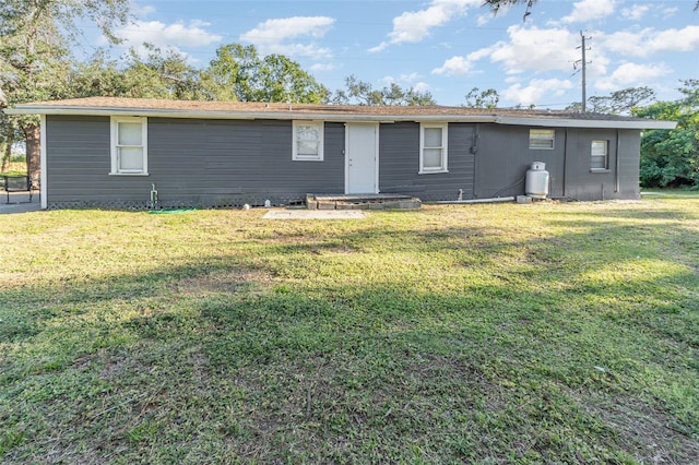 back of house featuring a yard