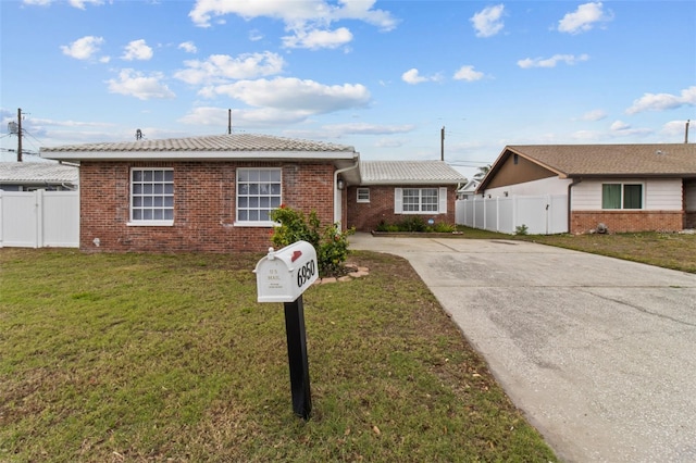 ranch-style home featuring a front yard