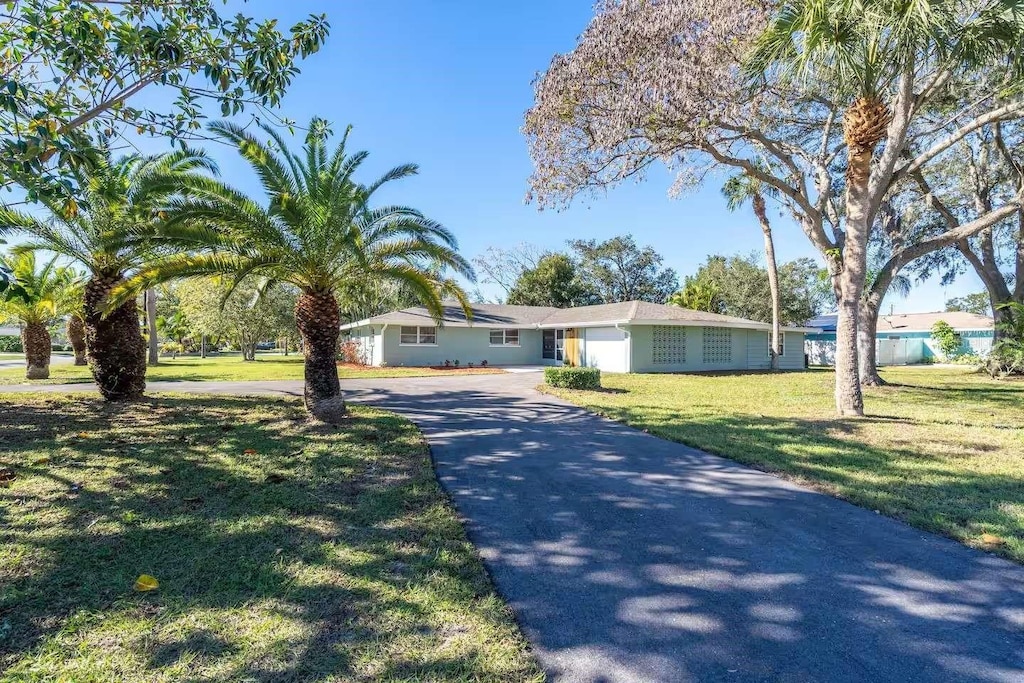 ranch-style house featuring a front yard