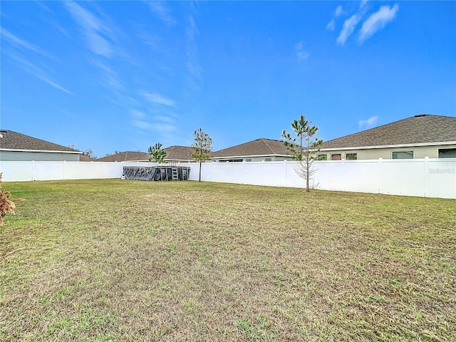 view of yard featuring a swimming pool