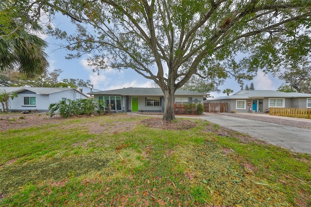 single story home featuring a front yard