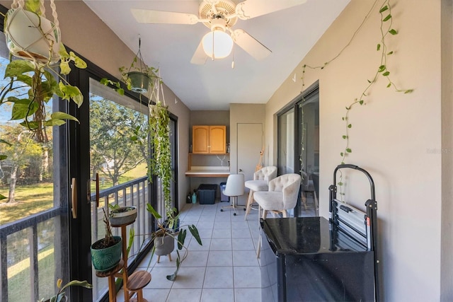 sunroom with ceiling fan