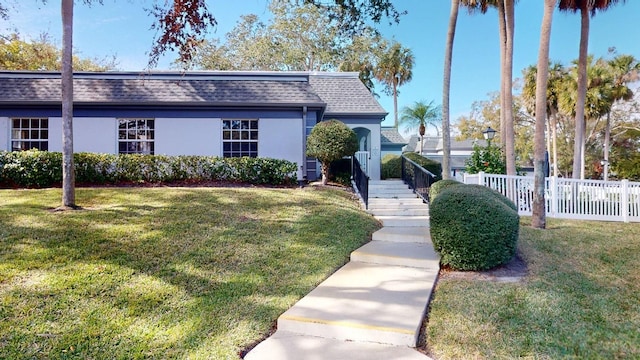 view of front of house featuring a front lawn