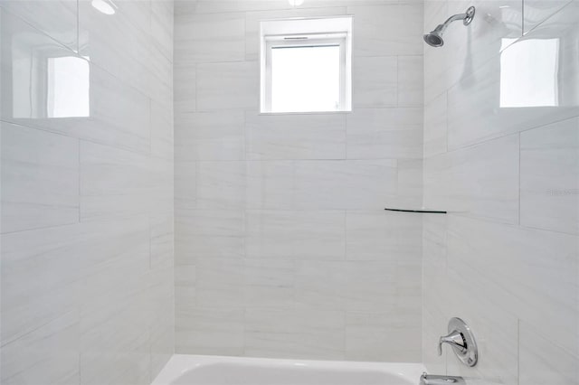 bathroom with tiled shower / bath combo