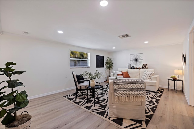 living area with light wood finished floors, baseboards, visible vents, and recessed lighting