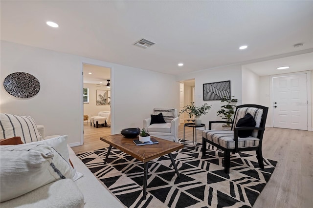 living area featuring light wood-type flooring, visible vents, baseboards, and recessed lighting