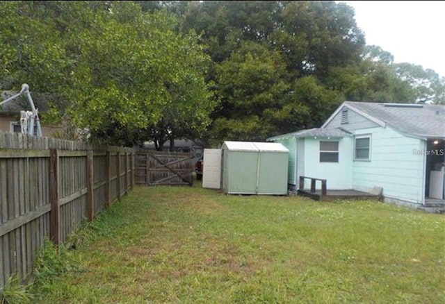 view of yard with a shed