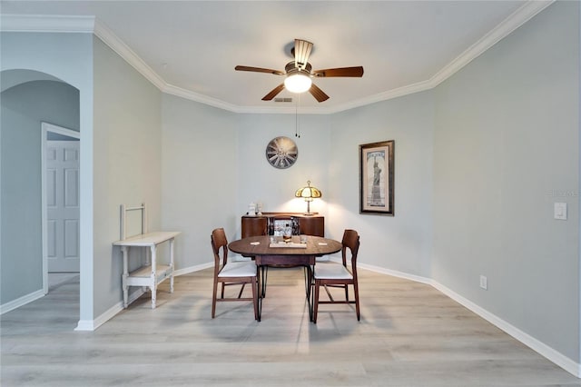 dining area featuring ceiling fan, light hardwood / wood-style flooring, and crown molding