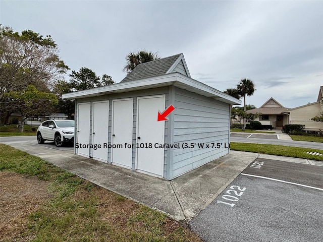 1018 Caravel Ct, Tarpon Springs, FL 34689 - view of property's community with uncovered parking and an outdoor structure