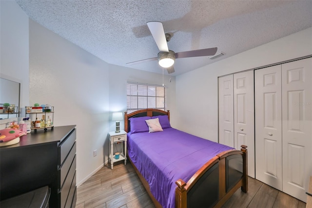 bedroom with ceiling fan, a textured ceiling, and a closet