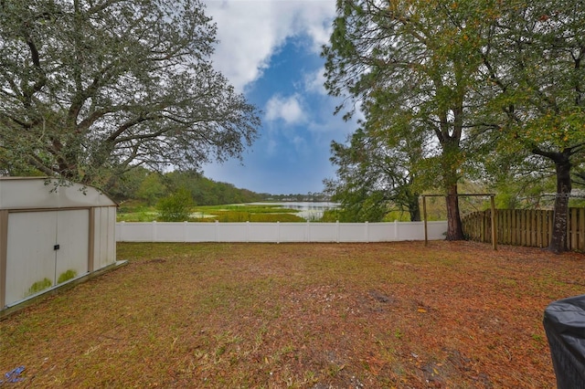 view of yard featuring a storage unit