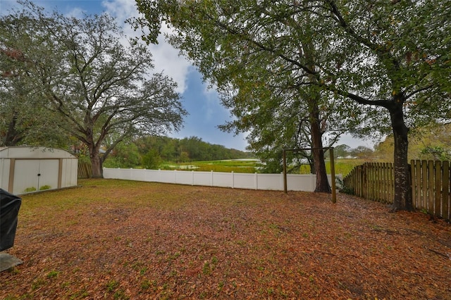 view of yard featuring a shed