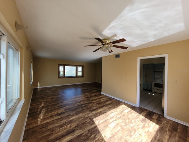 unfurnished room with dark wood-type flooring and ceiling fan