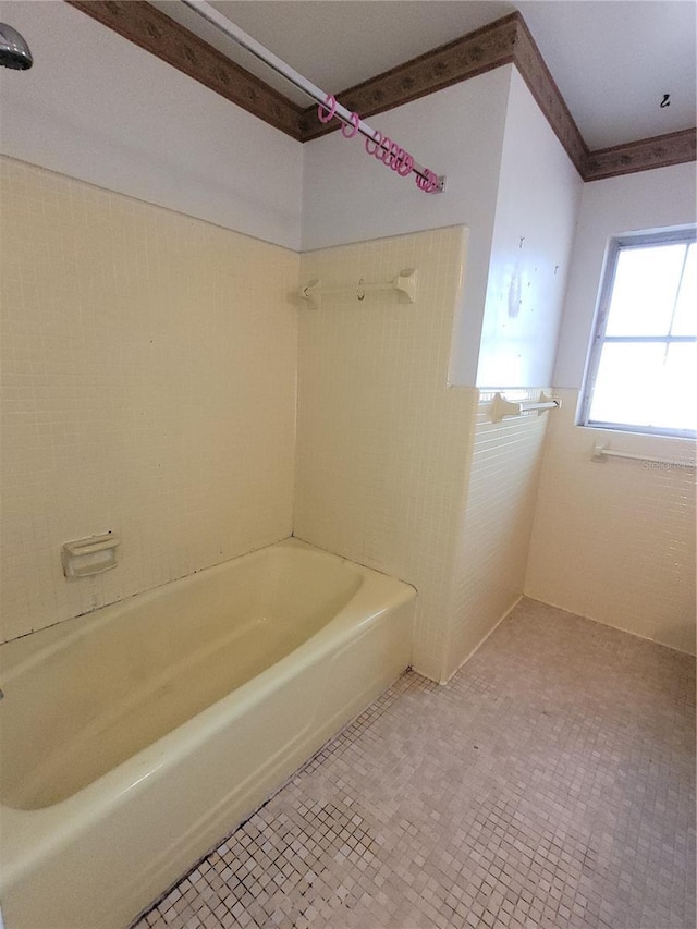 bathroom with tub / shower combination