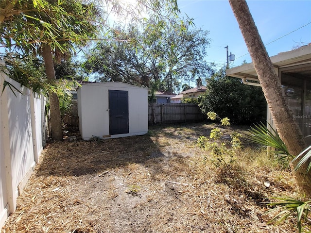 view of yard with a storage unit