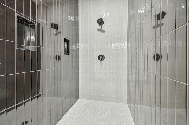 bathroom featuring a tile shower