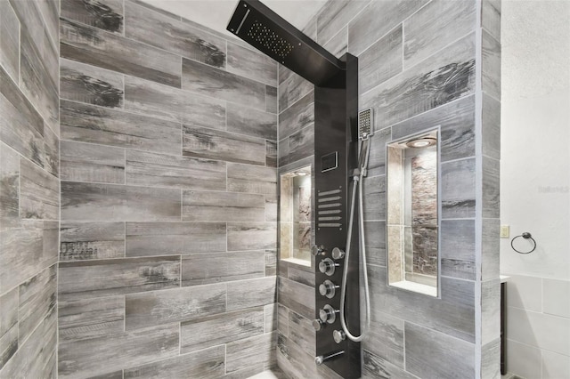 bathroom featuring tiled shower