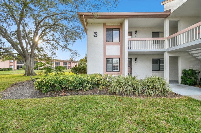 view of front facade with a front yard