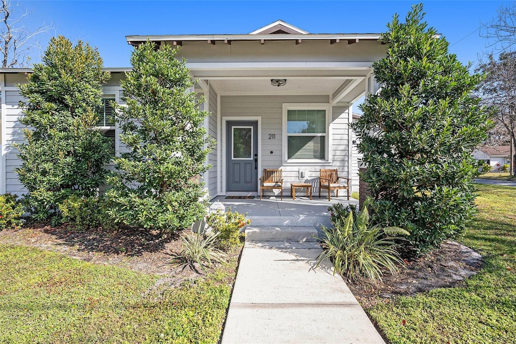 view of front of home featuring covered porch and a front lawn