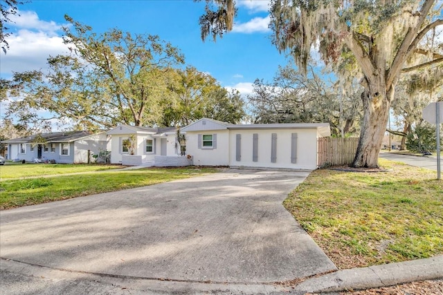 single story home featuring a front lawn