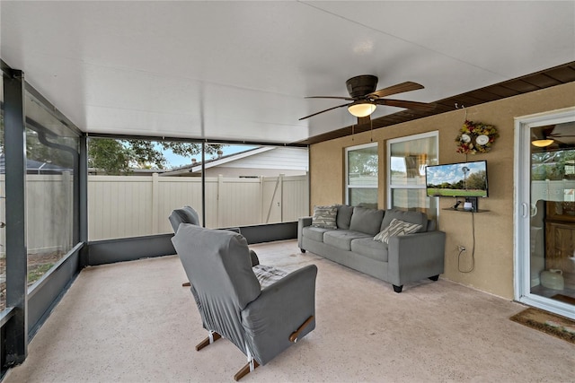 sunroom with ceiling fan