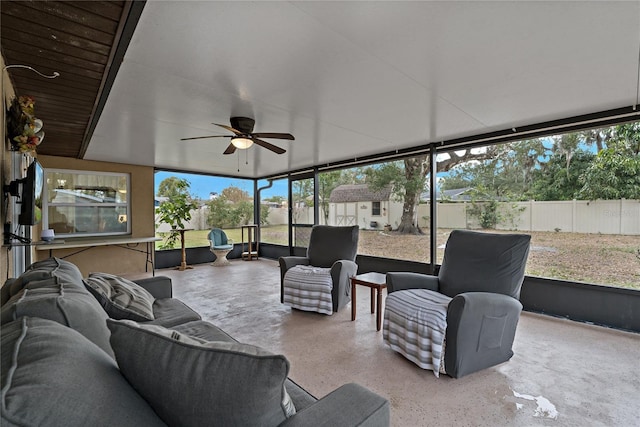 sunroom with ceiling fan