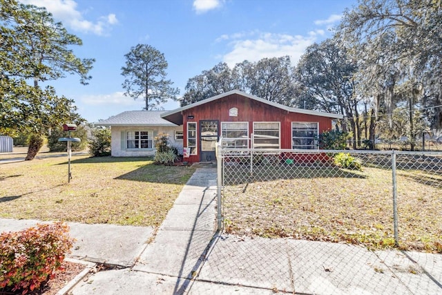 ranch-style house featuring a front yard