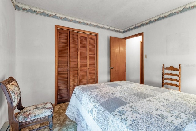 bedroom featuring carpet floors and a closet