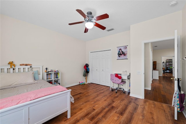 bedroom featuring ceiling fan, dark hardwood / wood-style flooring, and a closet