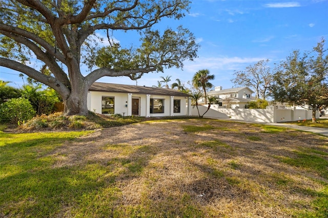 single story home with a front lawn