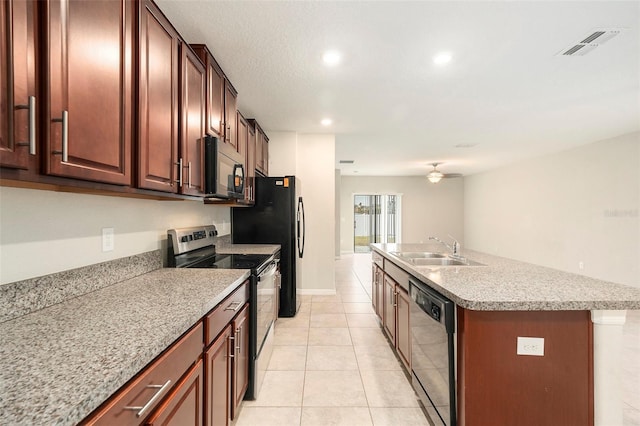 kitchen with light tile patterned floors, a center island with sink, ceiling fan, black appliances, and sink