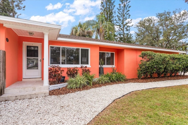 view of front of property featuring a front lawn