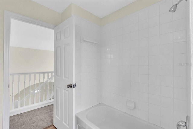 bathroom with tiled shower / bath combo