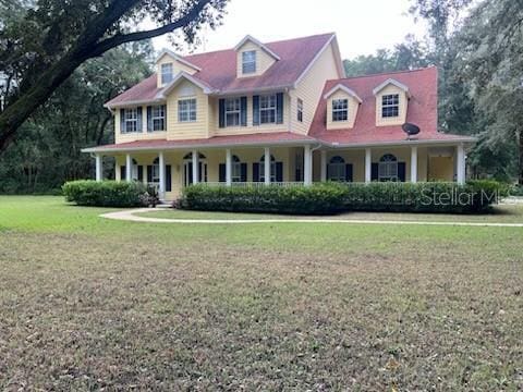 view of front of property featuring a front lawn