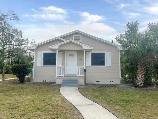 bungalow featuring a front yard