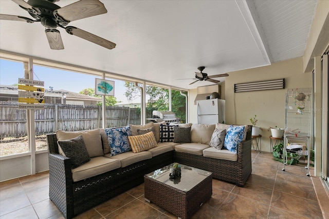 sunroom with ceiling fan