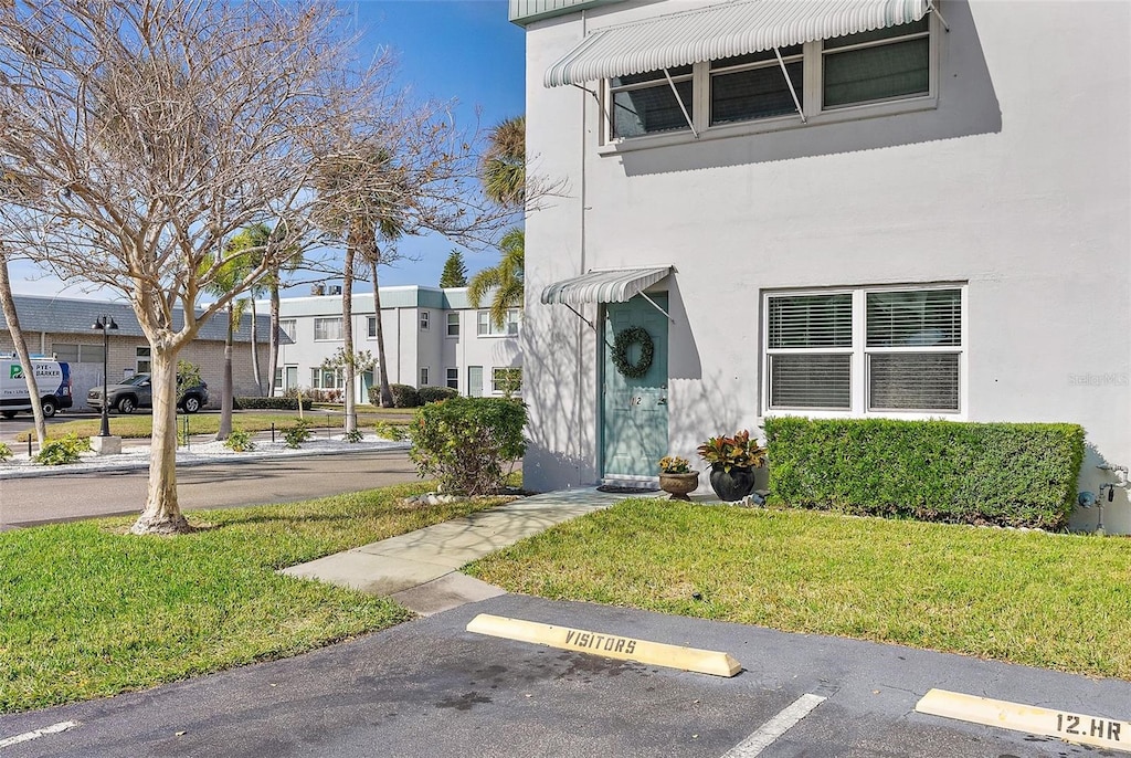 view of side of property featuring a lawn