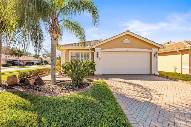 view of front of home featuring a garage and a front yard